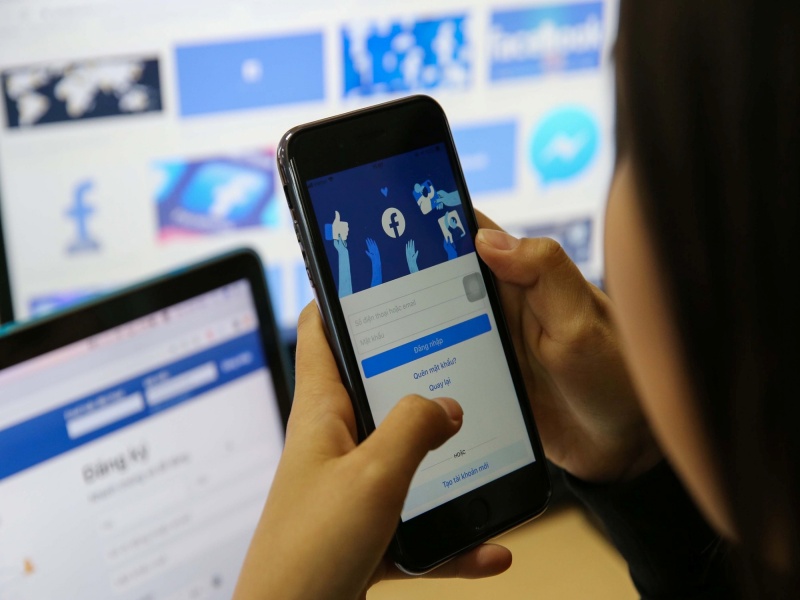 Nhắn tin và trò chuyện video miễn phí với Facebook